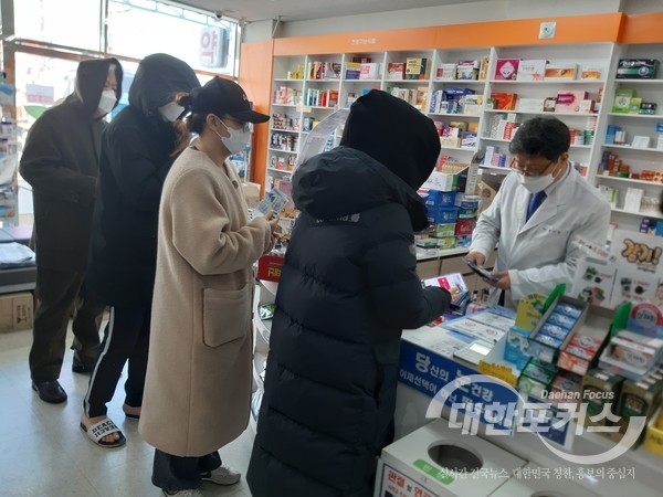 서영석 국회의원 "비타민아저씨로 불리며, 약국에서 시민과 함께하는모습" / 대한포커스